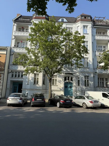 Ruhige, erstklassige und möblierte 3-Zimmer-Altbau-DG-Wohnung mit Terrasse und Kamin — photo 1